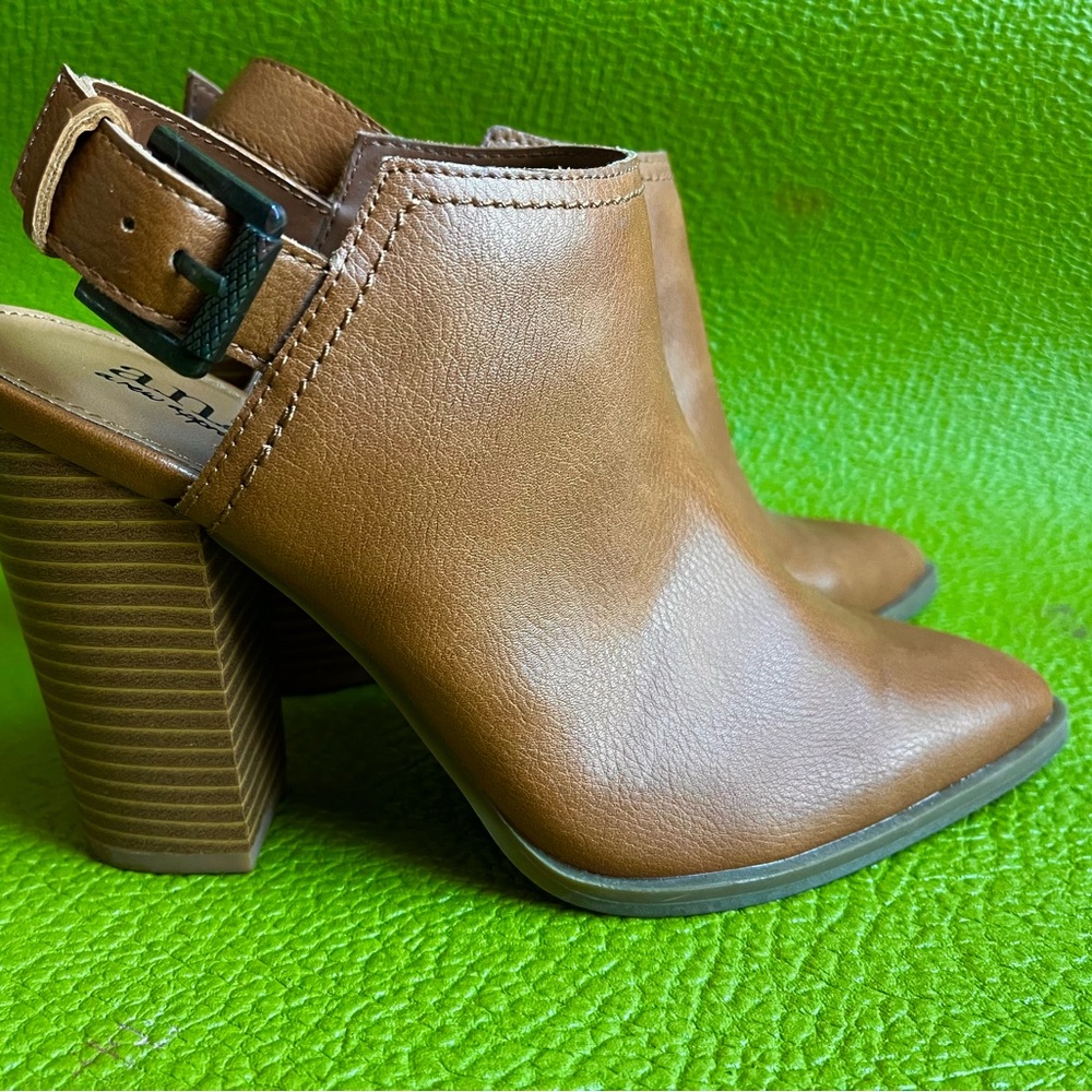 a.n.a a new approach pointed toe heeled booties size 7